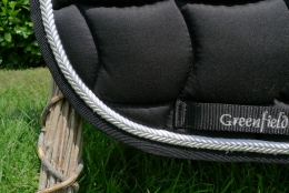 Schabracke schwarz, 2 Zierkordeln wei/silber, schwarze Borde