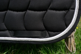 Schabracke schwarz, 2 Zierkordeln wei/silber, schwarze Borde