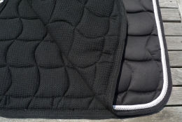 Schabracke schwarz, 2 Zierkordeln wei/silber, schwarze Borde