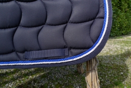 Schabracke dunkelblau, 2 Zierkordeln wei/royalblau, dunkelblaue Borde