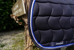Schabracke dunkelblau, 2 Zierkordeln wei/royalblau, dunkelblaue Borde