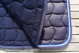 Schabracke dunkelblau, 2 Zierkordeln wei/royalblau, dunkelblaue Borde
