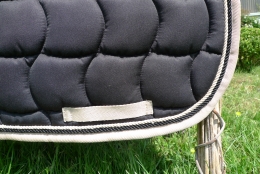 Schabracke schwarz, 2 Zierkordeln beige/schwarz, beige Borde