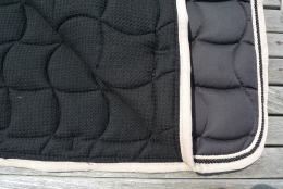 Schabracke schwarz, 2 Zierkordeln beige/schwarz, beige Borde