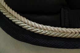 Dressurschabracke dunkelblau, 2 Zierkordeln wei�/silber, blaue Borde