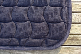 Dressurschabracke dunkelblau, 2 Zierkordeln wei�/silber, blaue Borde