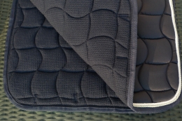 Dressurschabracke dunkelblau, 2 Zierkordeln wei�/silber, blaue Borde