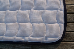 Dressurschabracke wei�, 2 Zierkordeln blau/wei�, blaue Borde