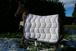 Dressurschabracke wei�, 2 Zierkordeln blau/wei�, blaue Borde