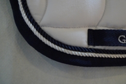 Dressurschabracke wei�, 2 Zierkordeln blau/wei�, blaue Borde