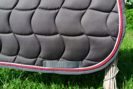 Schabracke grau, 2 Zierkordeln silber/rot, graue Borde