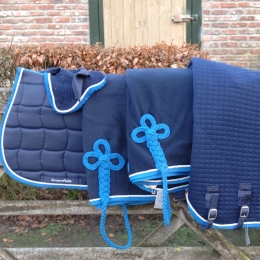 Wolldecke blau, 1-farbige Zierkordel wei, royalblaue Borde