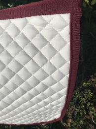 Schabracke wei�, kleine Waffelsteppung, bordeaux Borde