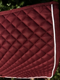 Schabracke bordeauxrot, weie Biese, kleine Waffelsteppung